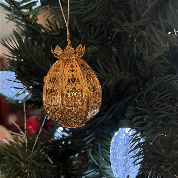 Elegant Gold Filigree Ornament - Picture 3 of 3